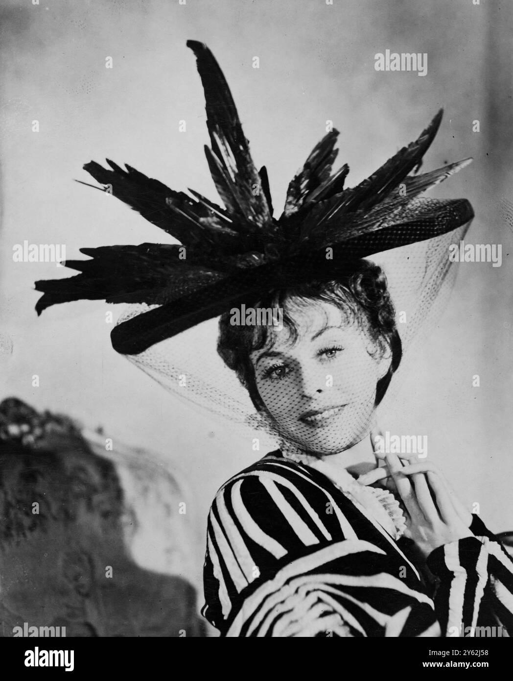 Die charmante Mrs. Cheveley. Mrs. Cheveley, die von Oscar Wilde in "ein idealer Ehemann" erschaffene, wird in der kommenden Londoner Filmproduktionsversion des Stücks in der attraktiven Persönlichkeit von Paulette Goddard zum Leben erweckt. Hier ist sie in einem einladenden Ensemble der 90er Jahre, das sie auf dem Bild trägt. 11. September 1947 Stockfoto