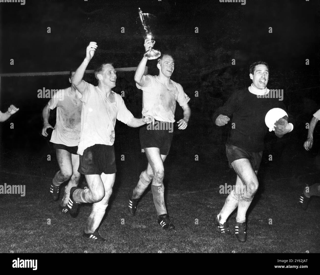 Europapokalsieger Borussia Dortmund gegen Liverpool im Hampden Park, Schottland. Borussia Dortmund zieht die Trophäe um das Spielfeld, mit Torhüter Hans Tilkowski im Vordergrund. Nach dem Sieg 2-1 gegen Liverpool laufen sie um das Spielfeld. Wolfgang Paul hält den Becher hoch. Das Siegtor wurde in der Verlängerung erzielt. Mai 1966 Stockfoto