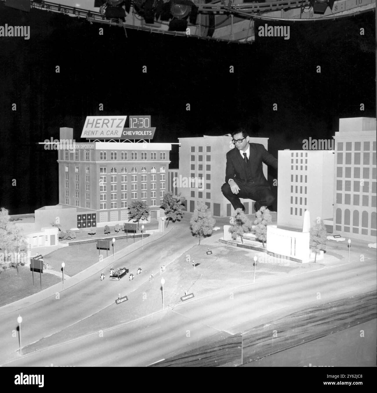 Der US-amerikanische Anwalt Mark Lane, Autor von „Rush to Judgement“ mit einem Modell der Szene in Dallas, Texas, zum Zeitpunkt der Ermordung von Präsident John F. Kennedy. Das Modell wurde in der BBC-Fernsehbroaadcast vom letzten sonntag von „The Death of Kennedy“ verwendet, in dem Mark Lane und Arlen Specter, Bezirksstaatsanwalt von Phiadelphia, die Gegenseite des Lee Oswald-Falls präsentierten.1967 Stockfoto