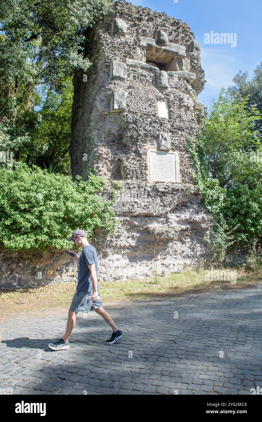 Rom, Italien. September 2024. Der trigonometrische Punkt Capo di Bove entlang des alten Via Appia anlässlich des Tag der Appia in Rom. Der Tag der Appia, der jedes Jahr zwischen Rom und Brindisi stattfindet, ist eine Gelegenheit, den Charme und die Verzauberung des antiken Via Appia und die Landschaften zu feiern, die entlang der Route zwischen den tausendjährigen Überresten der einst römischen Zivilisation entdeckt werden können. Der Appianische Weg war die Römerstraße, die Rom zunächst mit Capua verband und sich in den folgenden Jahrhunderten bis Brundisium (Brindisi) erstreckte. Von den Römern als Königin angesehen Stockfoto