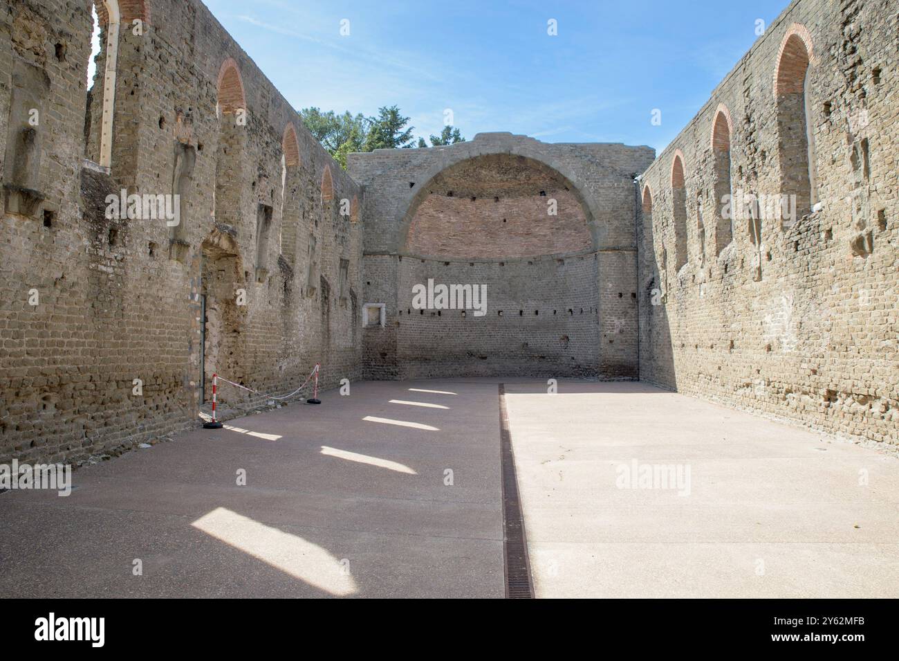 Rom, Italien. September 2024. Die entweihte Kirche San Nicola a Capo di Bove anlässlich des Appia-Tages in Rom. Der Tag der Appia, der jedes Jahr zwischen Rom und Brindisi stattfindet, ist eine Gelegenheit, den Charme und die Verzauberung des antiken Via Appia und die Landschaften zu feiern, die entlang der Route zwischen den tausendjährigen Überresten der einst römischen Zivilisation entdeckt werden können. Der Appianische Weg war die Römerstraße, die Rom zunächst mit Capua verband und sich in den folgenden Jahrhunderten bis Brundisium (Brindisi) erstreckte. Von den Römern als Königin der Straßen angesehen, ist es Stockfoto