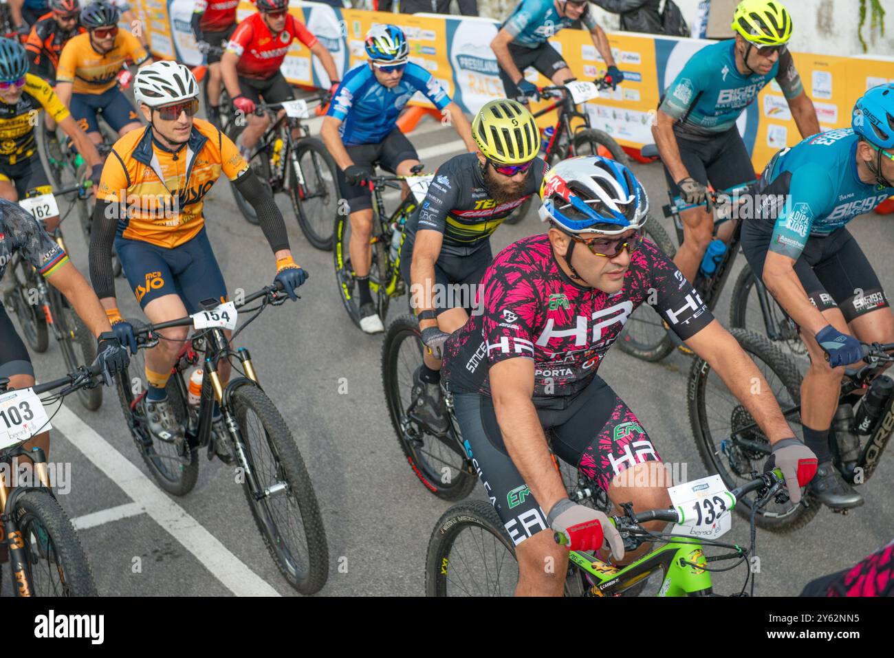 Rovetta i:talia 22 settembre2024: Erfahrene Radfahrer fahren Mountainbike auf Waldwegen Stockfoto