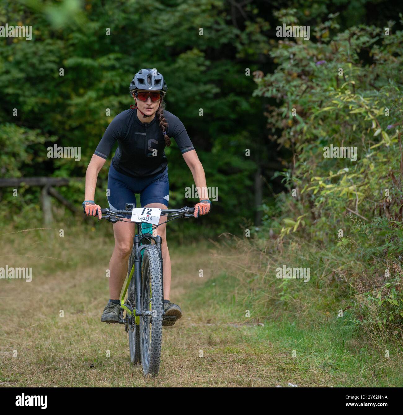 Rovetta i:talia 22 settembre2024: Erfahrene Radfahrer fahren Mountainbike auf Waldwegen Stockfoto
