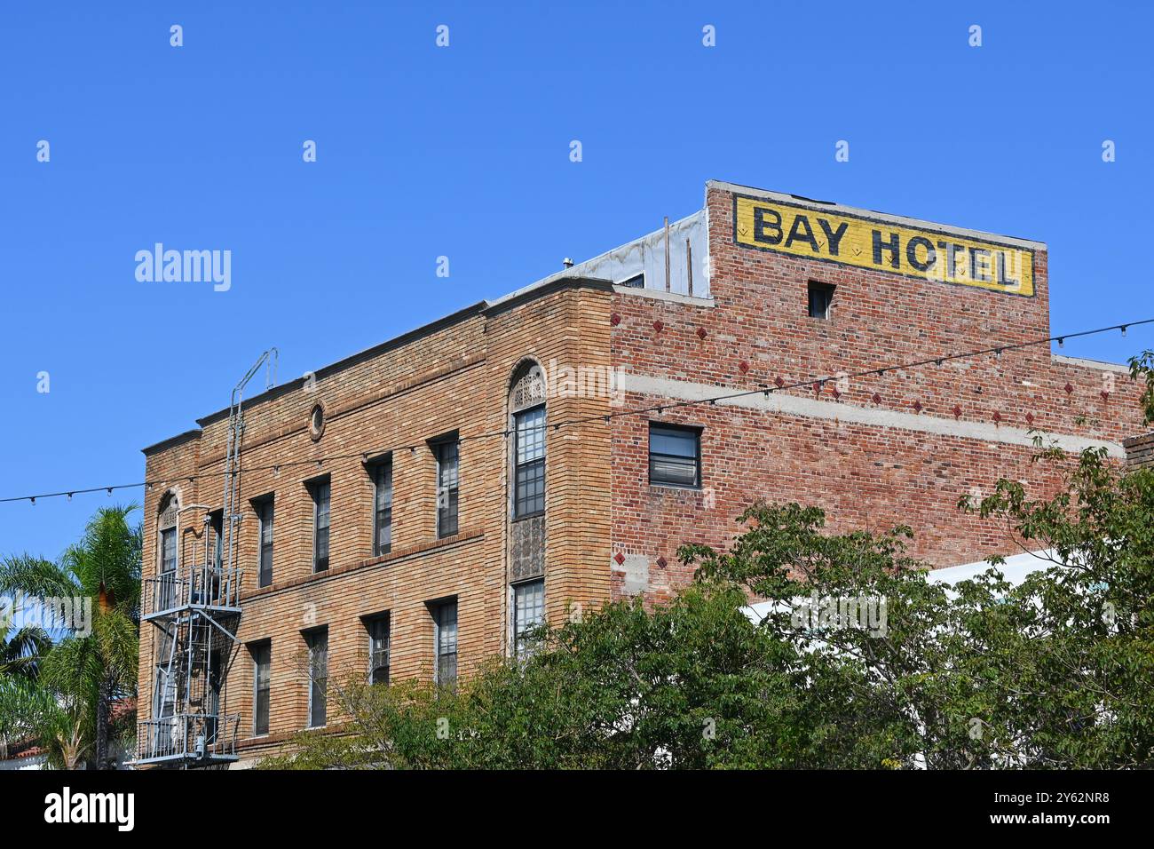 LONG BEACH, KALIFORNIEN - 22. SEPTEMBER 2024: Das Bay Hotel Building im East Village Arts District der Innenstadt von Long Baeach. Stockfoto