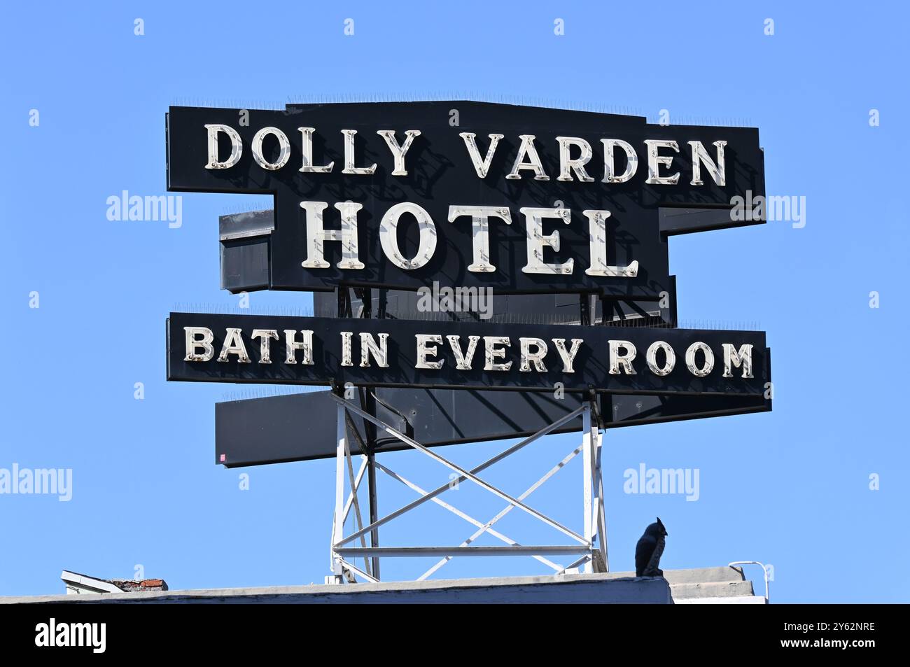 LONG BEACH, KALIFORNIEN - 22. SEPTEMBER 2024: Schild oben auf dem historischen Wahrzeichen in der Dowtown Gegend, das bald abgerissen werden könnte. Stockfoto