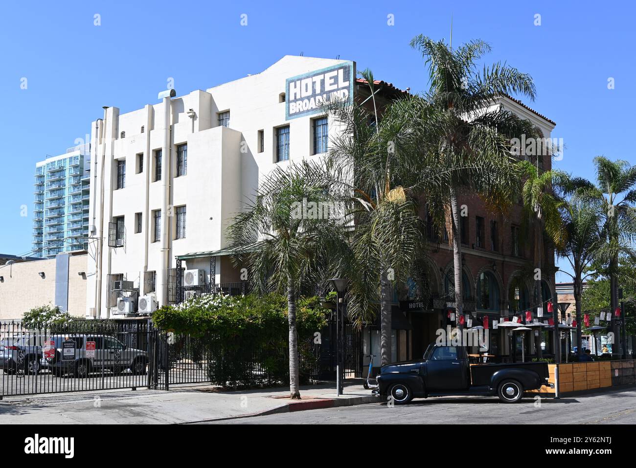 LONG BEACH, KALIFORNIEN - 22. SEPTEMBER 2024: Das Hotel Broadlind ist ein Boutique-Hotel im East Village Arts District. Stockfoto