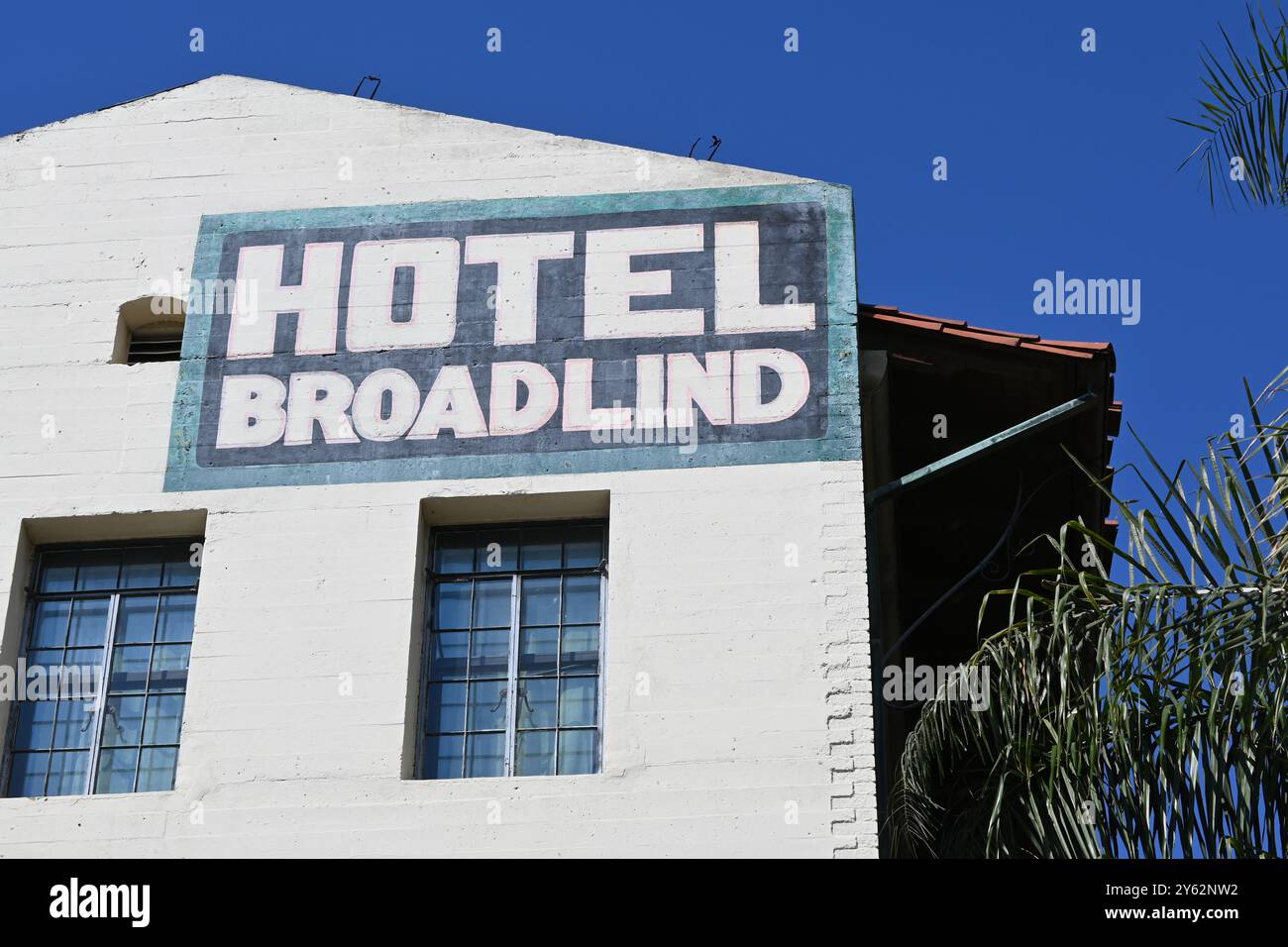 LONG BEACH, KALIFORNIEN - 22. SEPTEMBER 2024: Nahaufnahme des Schilds auf dem Hotel Broadlind ia A Boutique Hotel im East Village Arts District. Stockfoto