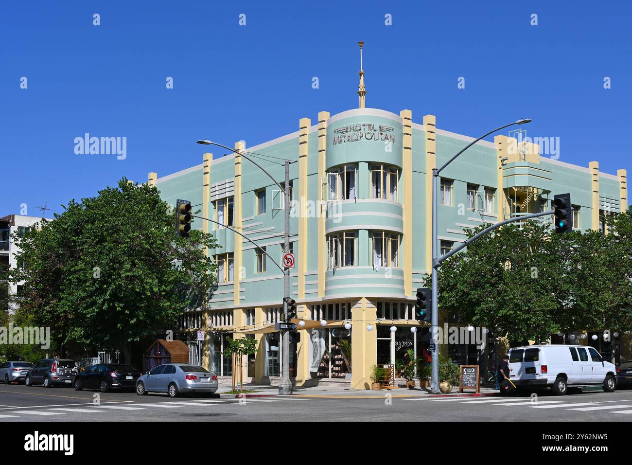 LONG BEACH, KALIFORNIEN - 22. SEPTEMBER 2024: Das Hotel Metropolitan ist ein erschwingliches Boutique-Hotel im East Village Arts District in Downtown Long Beach. Stockfoto