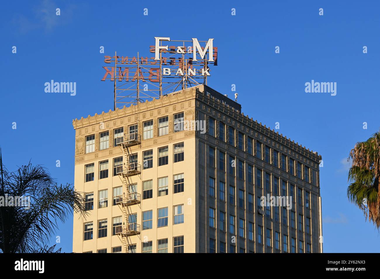 LONG BEACH, KALIFORNIEN - 19. SEPTEMBER 2024: Das Farmers and Merchants Bank Building in Dowtown Long Beach. Stockfoto