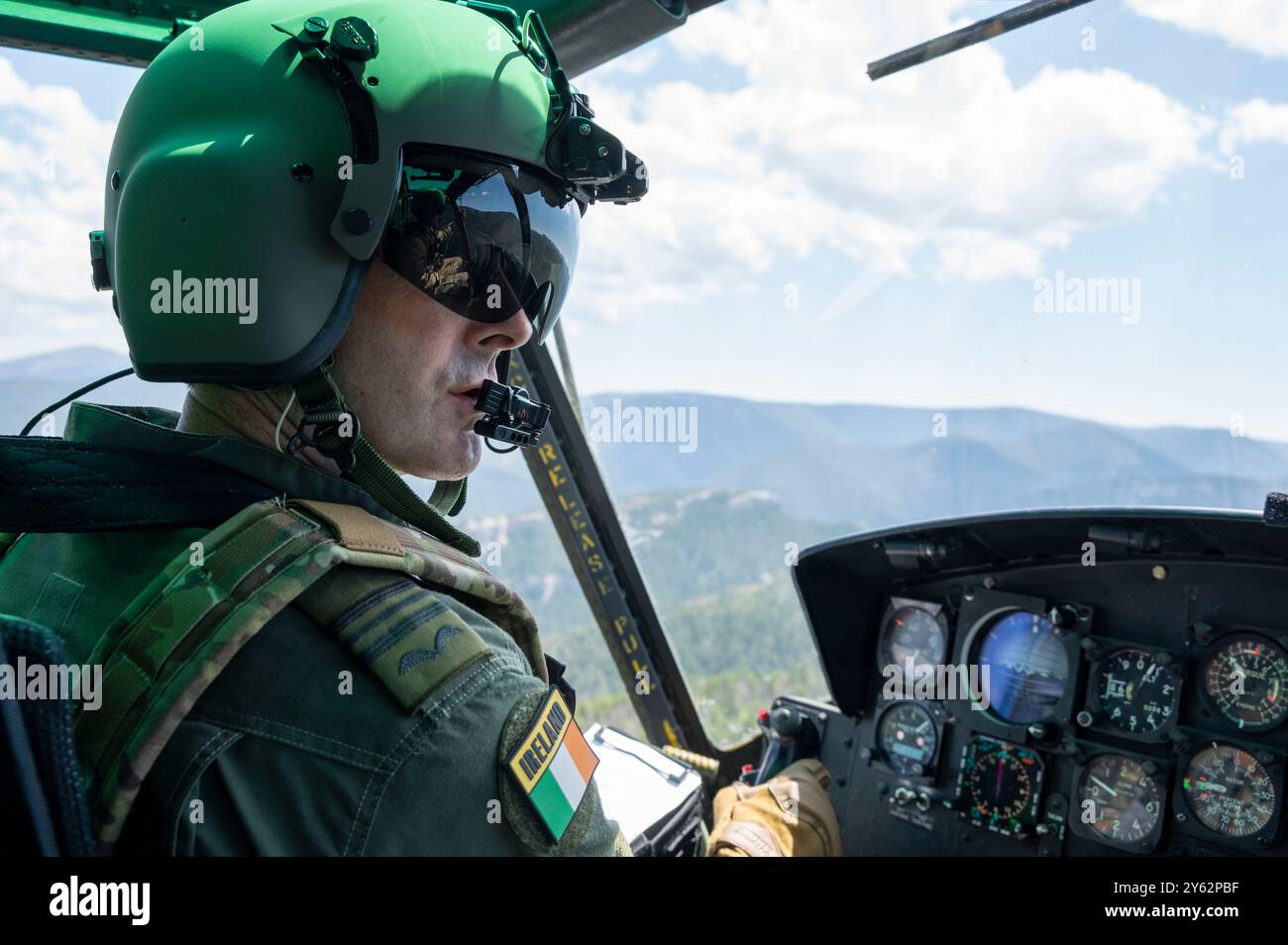 Der irische Kommandant Stephen Byrne, Befehlshaber der 302nd Squadron, pilotiert einen UH-1N Huey Hubschrauber über den Highwood Mountains, Montag, 16. Juli 2024. Die IAC fliegen seit 2006 die AW-139, die zivile Variante der MH-139 Grey Wolf. (Foto der U.S. Air Force von Senior Airman Breanna Christopher Volkmar) Stockfoto