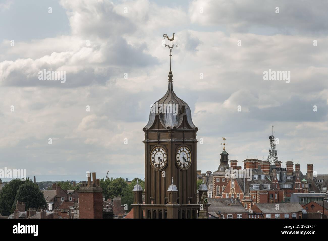 Blick auf den Uhrenturm der Oper in York vom Clifford's Tower, Yorkshire, England Stockfoto