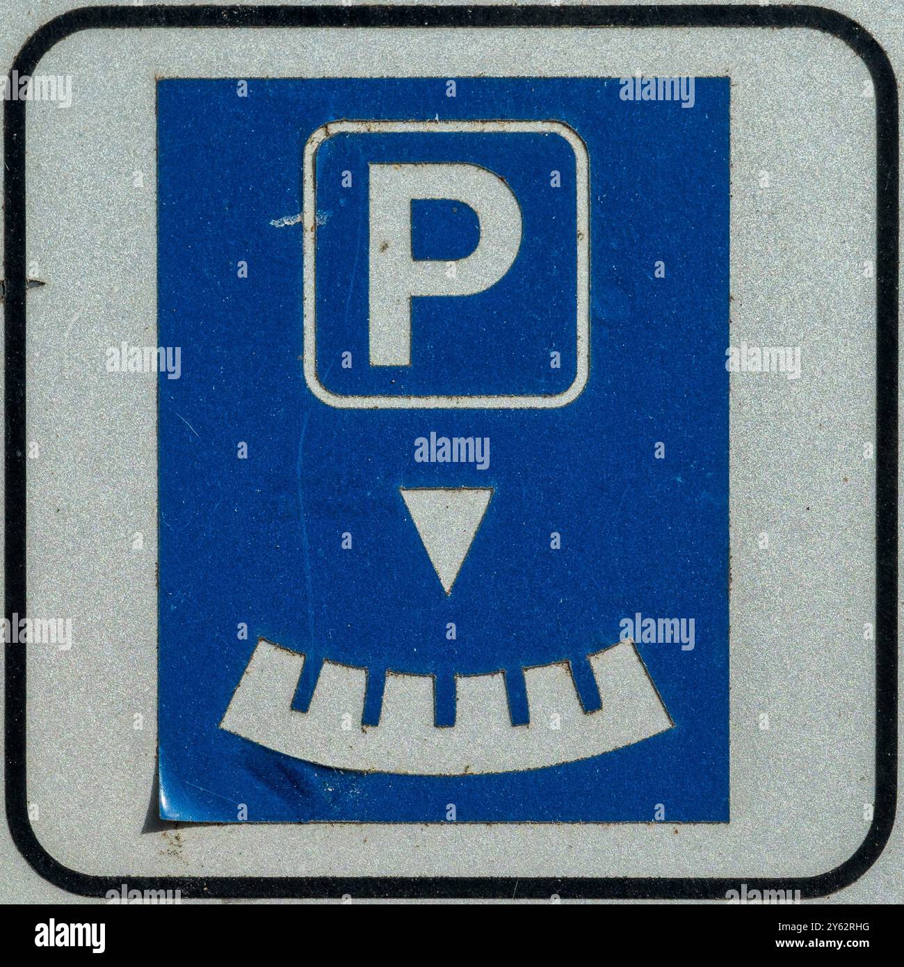 Straßenschild zum Parken mit Zeitschild; italienisches Beschilderungssystem Stockfoto