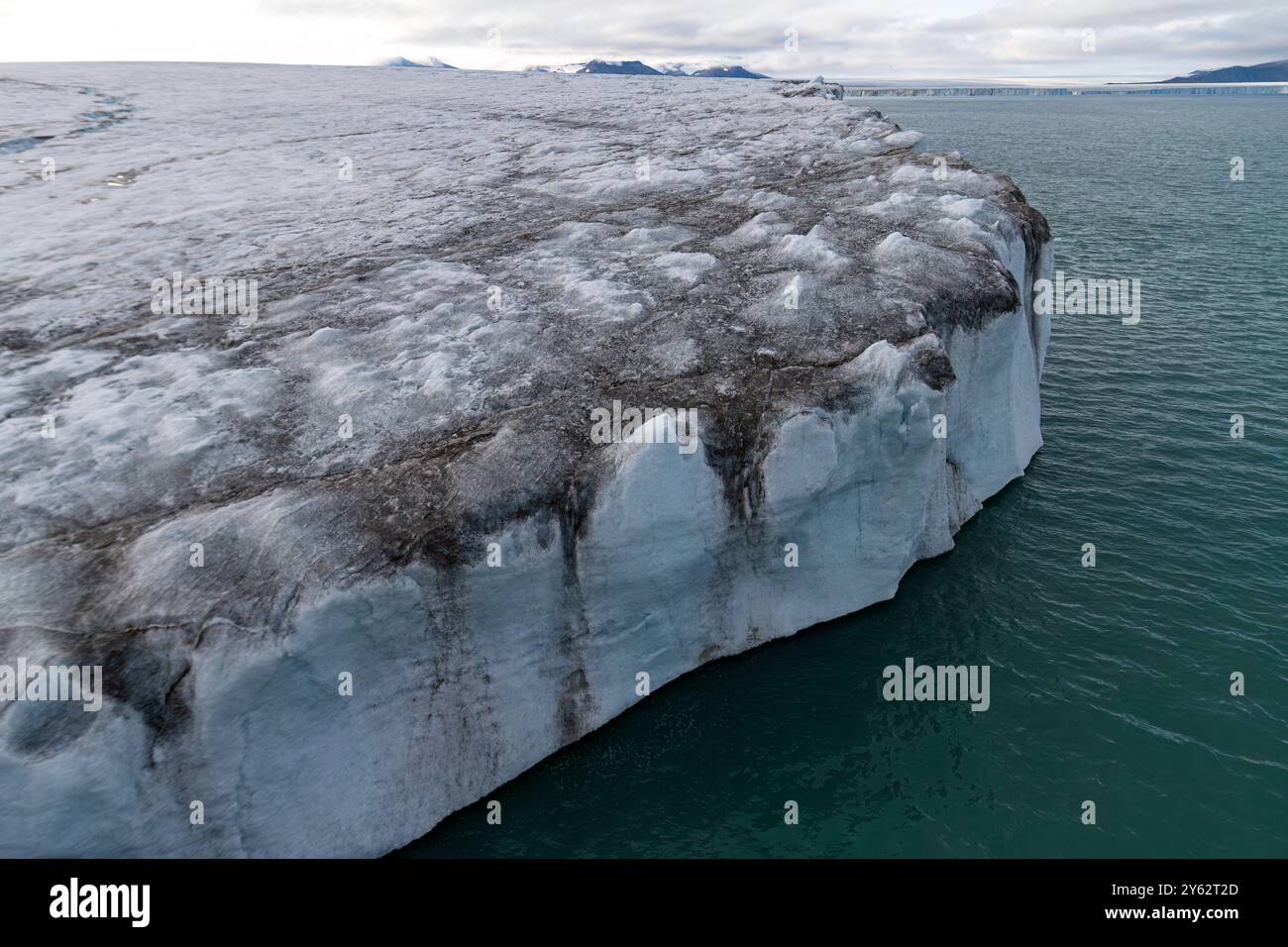 Blick auf Austfonna, eine Eiskappe auf Nordaustlandet im Svalbard-Archipel in Norwegen. Stockfoto