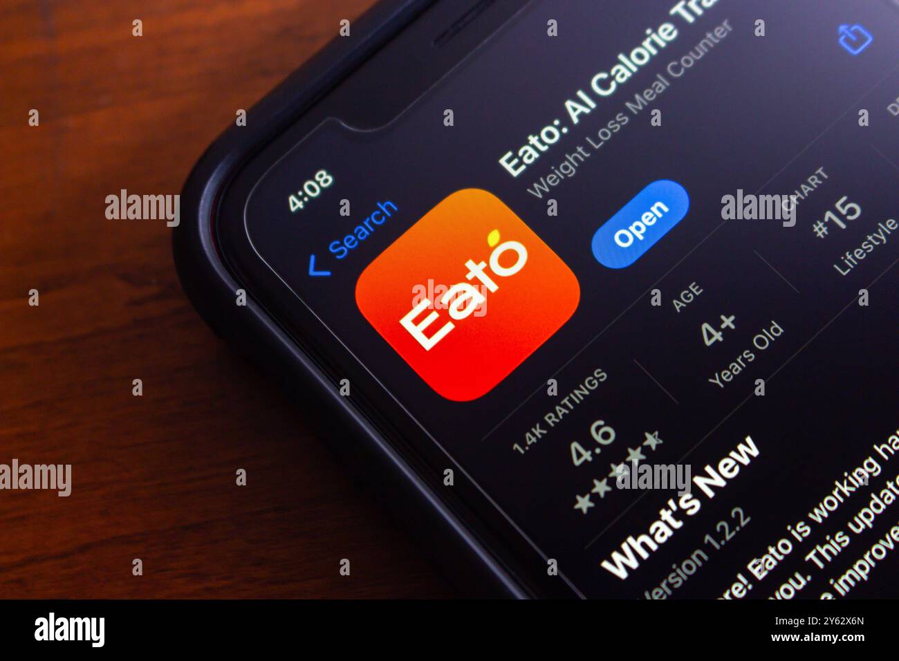 Die Eato-App wird im App Store angezeigt. Eato App ist eine App, die das Gewichtsmanagement durch KI-gestützte Kalorienzählung und Essensplanung unterstützt Stockfoto