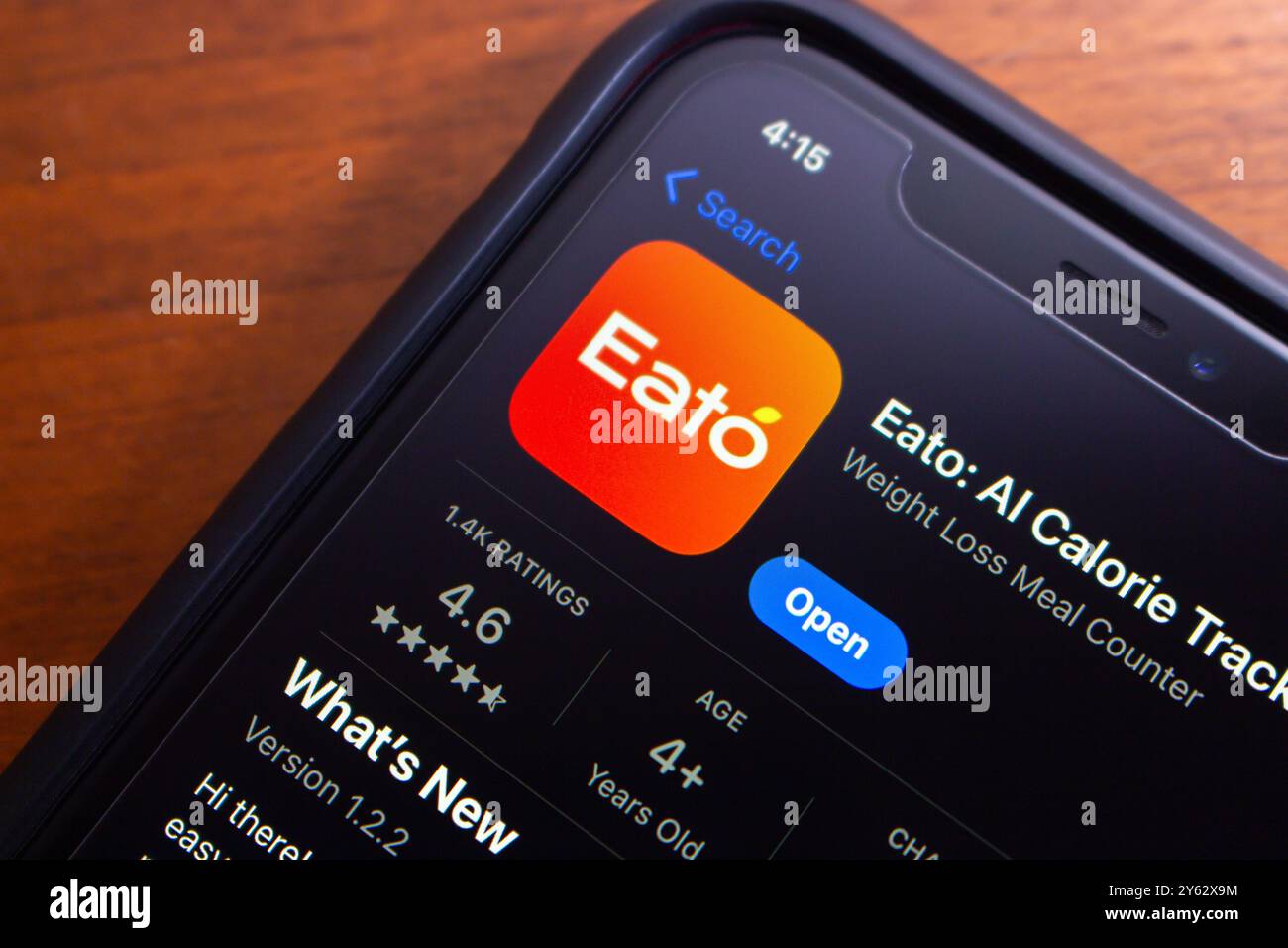 Die Eato-App wird im App Store angezeigt. Eato App ist eine App, die das Gewichtsmanagement durch KI-gestützte Kalorienzählung und Essensplanung unterstützt Stockfoto