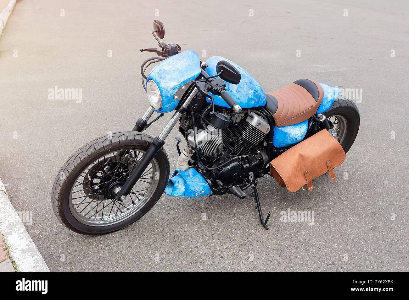 Maßgeschneidertes Motorrad im klassischen Design auf dem Parkplatz. Transport Stockfoto