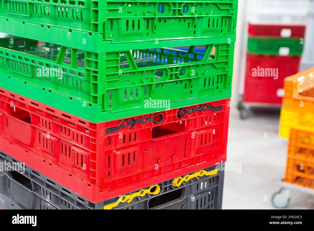 Farbige Kunststoffboxen für Obst und Gemüse. Industrie Stockfoto