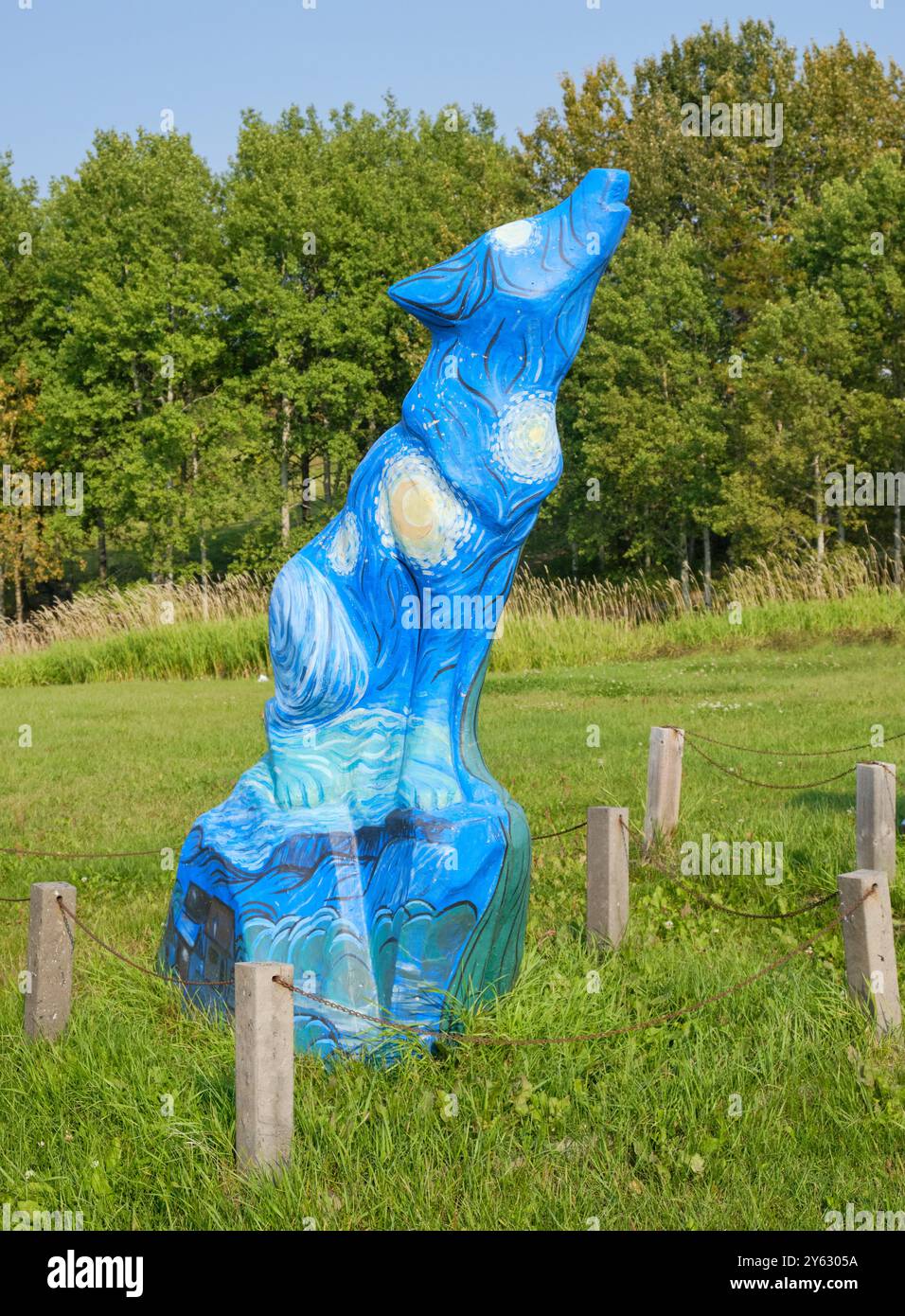 Wolf malte mit Van Gogh Sternennacht in Thompson Manitoba. Dekorierte Wolf-Ausstellung, Teil der Spur der Wölfe. Stockfoto