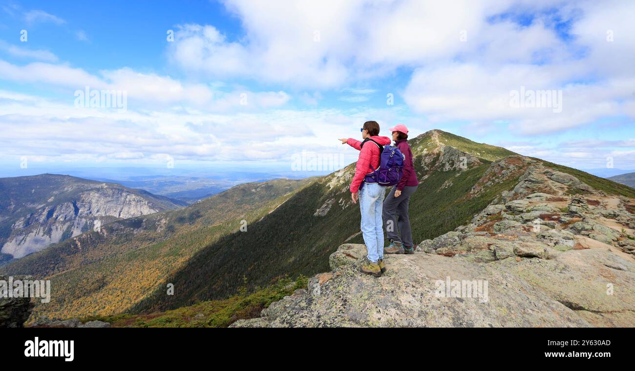 Wanderer, die den fränkischen Bergkamm genießen, durchqueren den Mont Lafayette mit einem wunderschönen Landschaftsbild in New Hampshire, USA Stockfoto