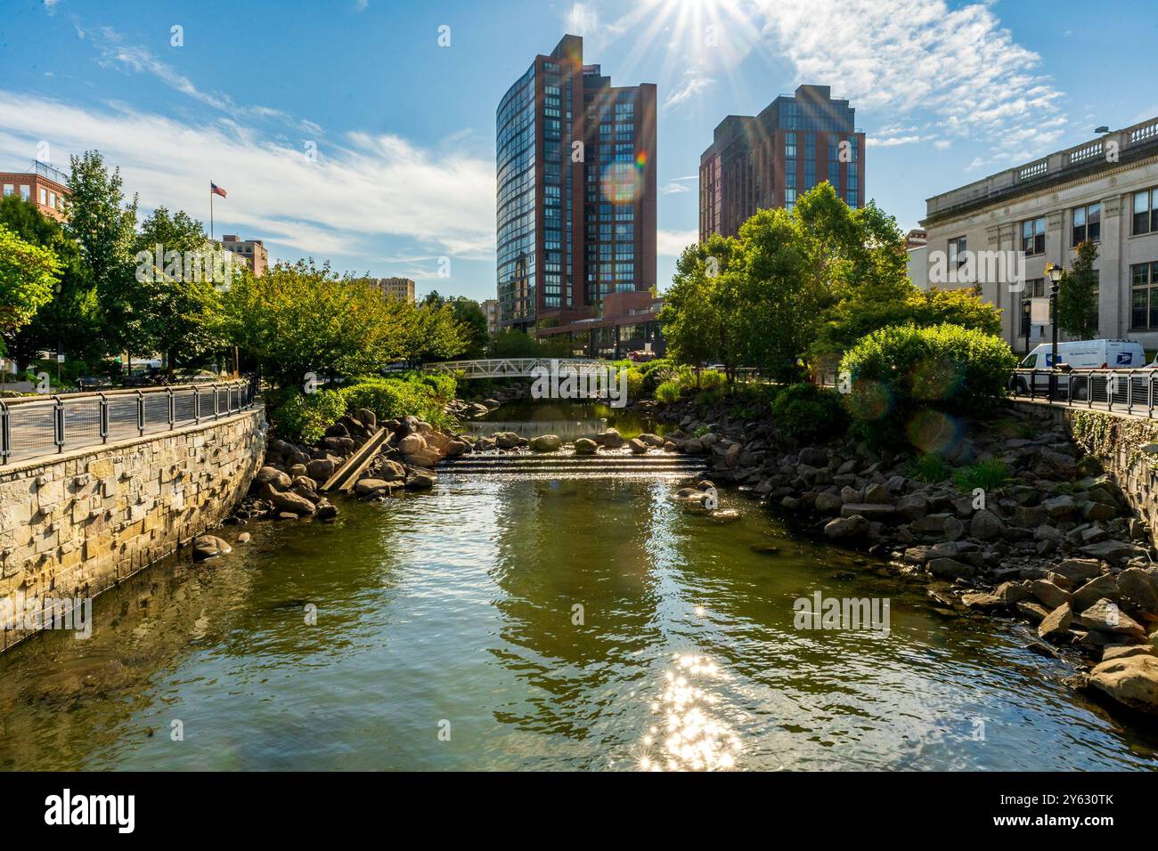 Yonkers, NY - USA - 21. September 2024 Van der Donck Park at Larkin Plaza ist eine malerische urbane Oase in Yonkers mit Grünflächen, Wasserstraßen und einem reichen h Stockfoto