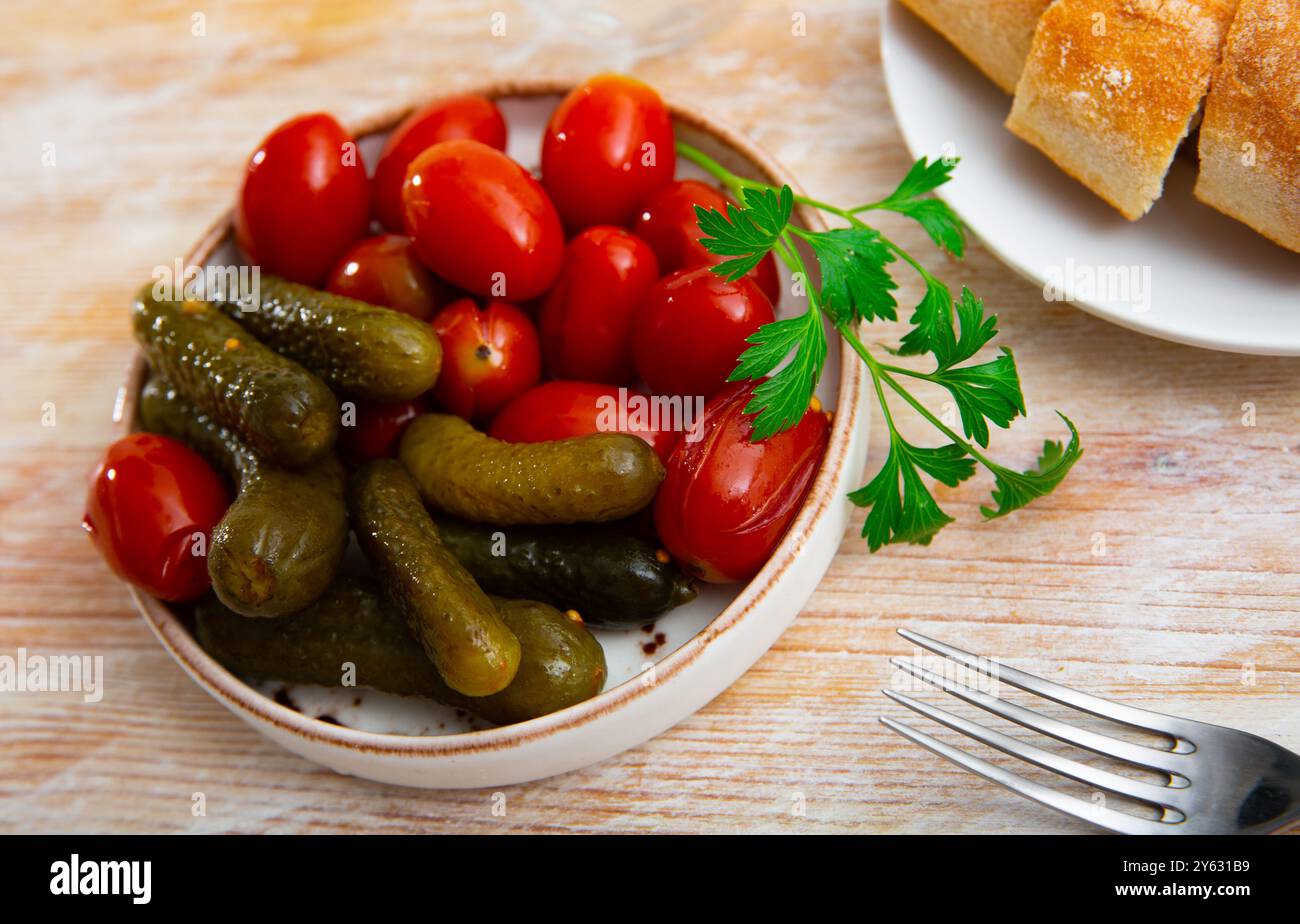 Portion eingelegte Tomaten und Gurken Stockfoto
