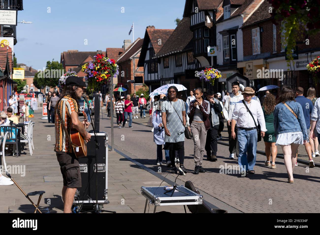 Stratford Upon Avon - Vereinigtes Königreich; 28. Juli 2024; typische geschäftige englische Stadtstraße am Sommerwochenende Stockfoto