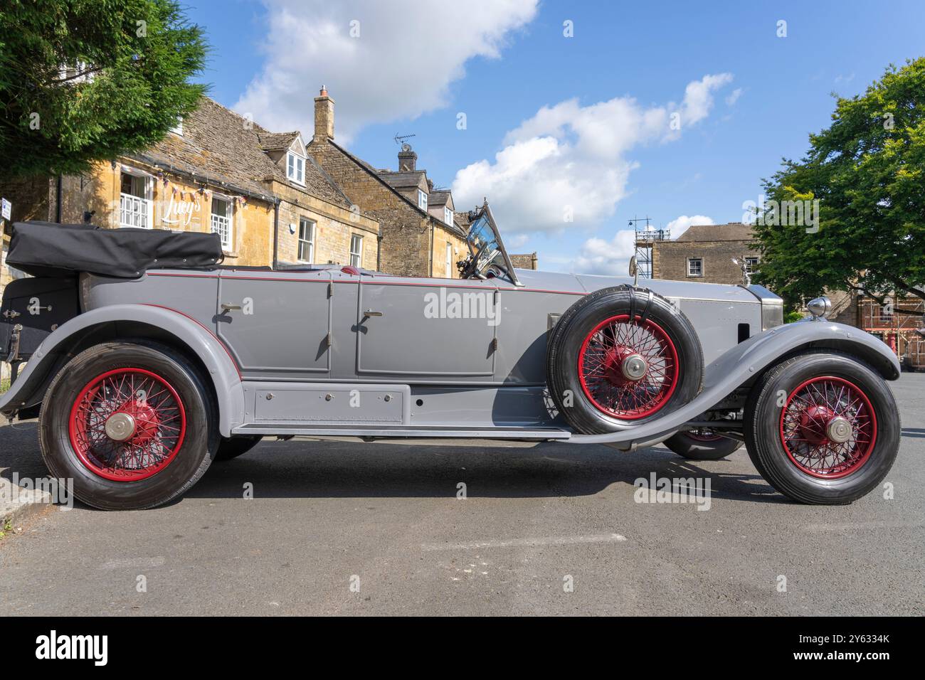 Stau on Wold – Vereinigtes Königreich; 27. Juli 2024; Vintage Rolls Royce Cabriolet parkt auf der Straße. Stockfoto