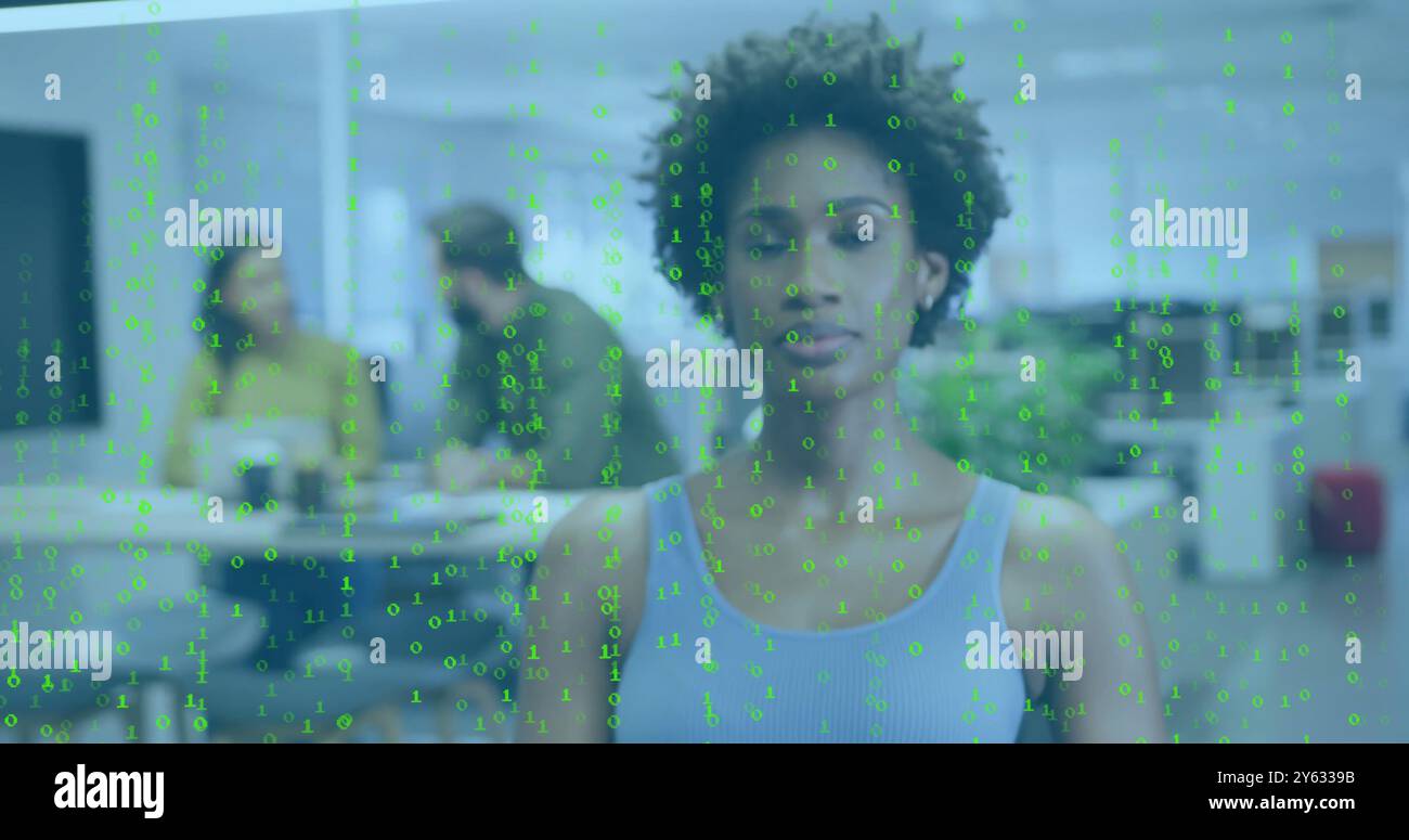 Binäres Code-Bild über verschiedene Personen, die in modernen Büros arbeiten Stockfoto