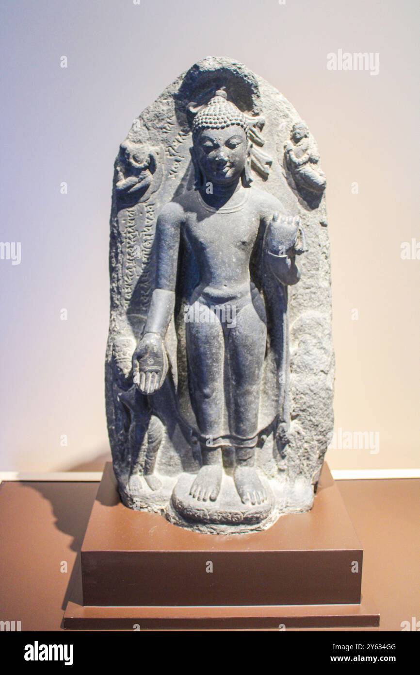 Bangkok, Thailand, Südostasien, Asien. Bangkok National Museum. Der stehende Buddha gibt Segen oder Varada Mudra. Indien, Pala ca. 9. Jahrhundert n. Chr. Stockfoto