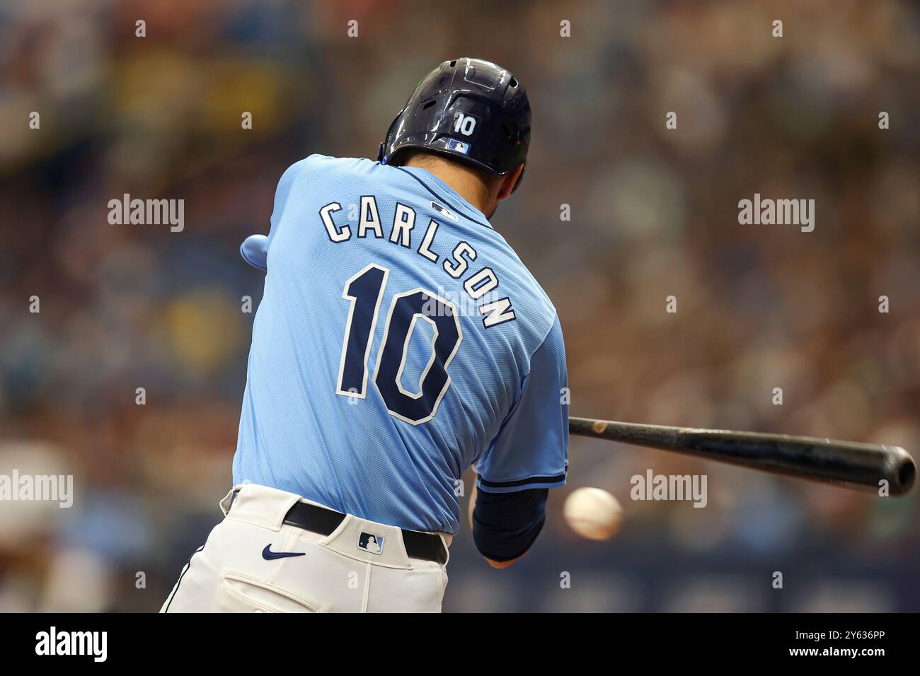 St. Petersburg, FL: Der Tampa Bay Rays-Außenseiter Dylan Carlson (10) bereitet sich vor, während eines MLB-Spiels gegen die Toron Kontakt aufzunehmen und den Ball ins Spiel zu bringen Stockfoto