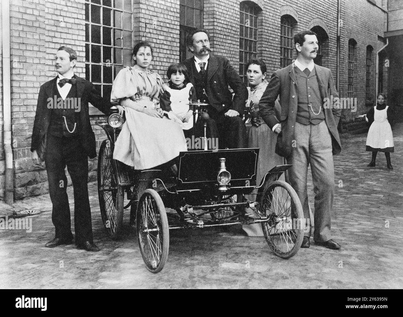 Carl Benz mit seiner Familie in seinem Benz Velo auf dem Mannheimer Fabrikhof. Museum: PRIVATE SAMMLUNG. Autor: ANONYM. Stockfoto
