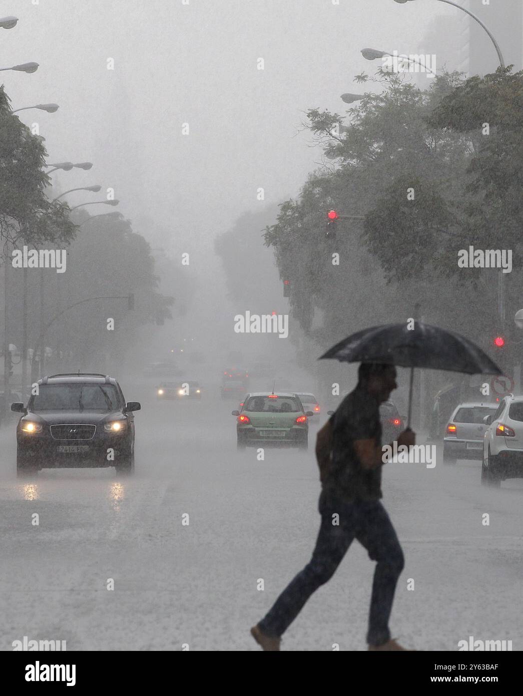 Sevilla, 07.09.2014. Ein starker Sturm überrascht die Menschen in Sevilla, Regen in Sevilla. Foto: Raúl Doblado. ARCHSEV. Quelle: Album / Archivo ABC / Raúl Doblado Stockfoto