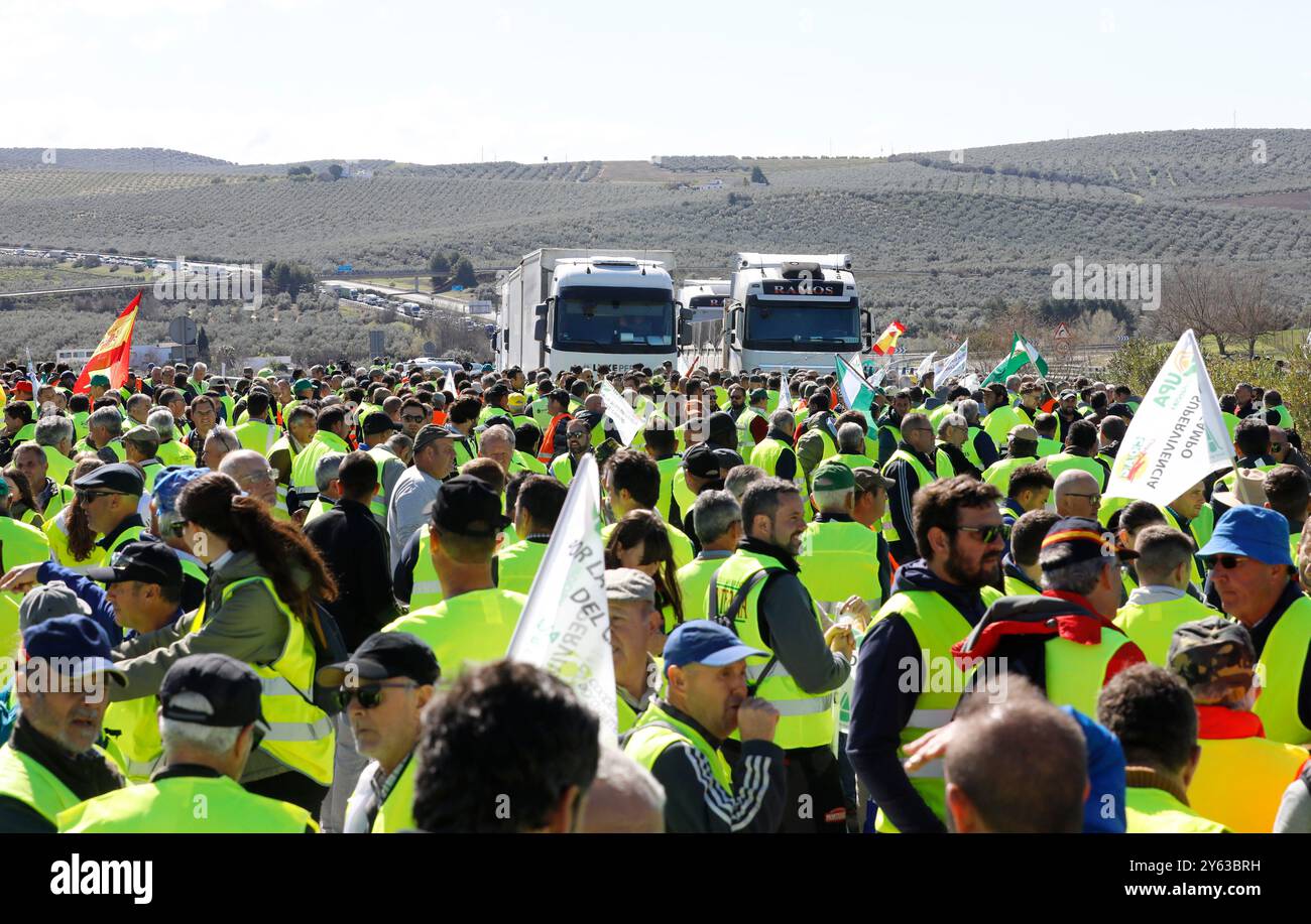 Córdoba, 27.02.2024. Bauern protestieren für das Überleben der Landschaft an der Autobahn A 45 Córdoba-Málaga. Zugmaschine. Foto: Valerio Merino. ARCHCOR. Quelle: Album / Archivo ABC / Valerio Merino Stockfoto