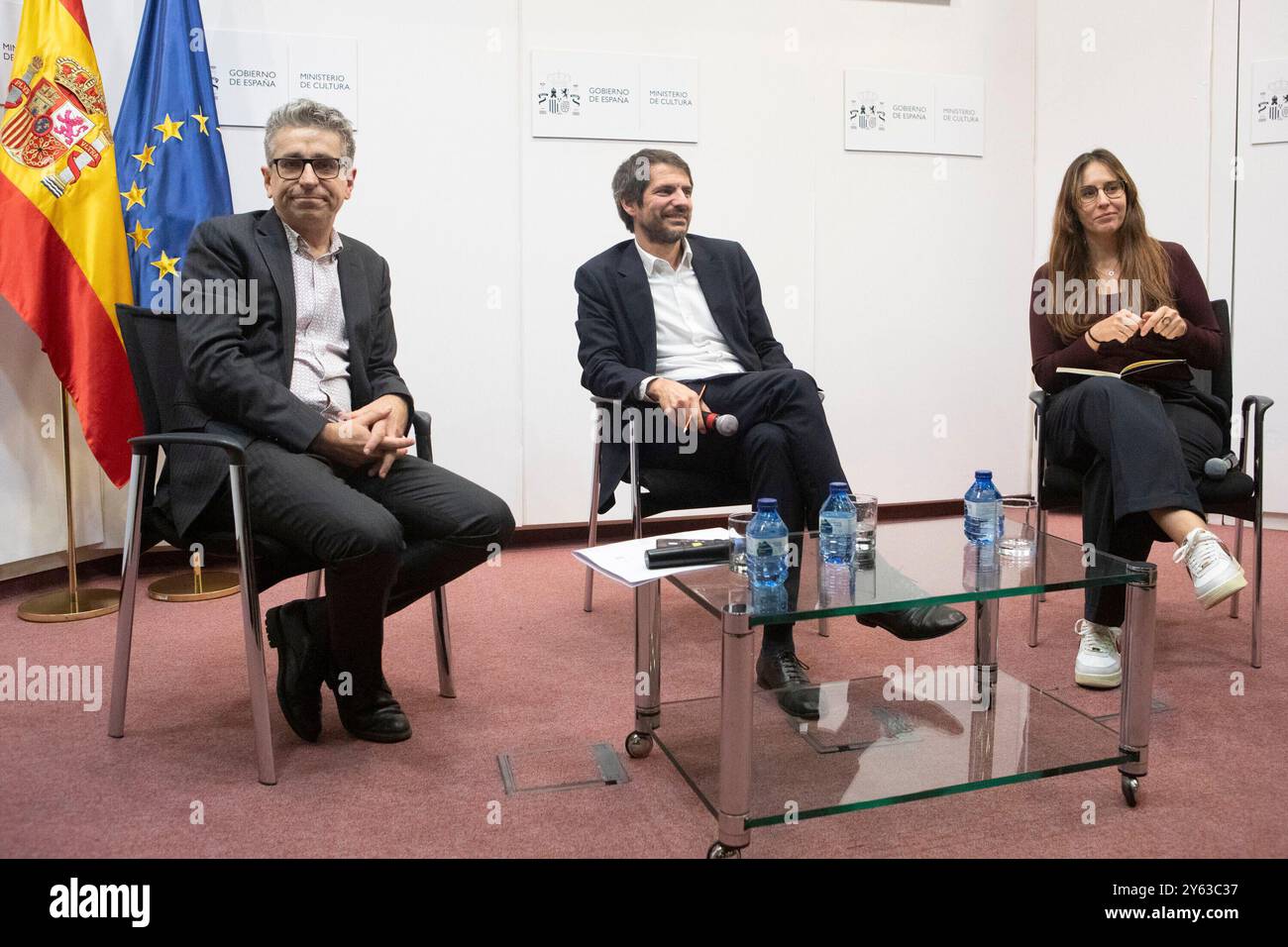 Madrid, 16.01.2024. Kulturminister Ernest Urtasun trifft sich mit dem Kultursektor. Im Bild, Jordi Martí, Kulturminister, Minister Urtasun, und Carmen Páez, Generaldirektor für Kulturindustrie, geistiges Eigentum und Zusammenarbeit. Foto: Isabel Permuy. ARCHDC. Quelle: Album / Archivo ABC / Isabel B. Permuy Stockfoto