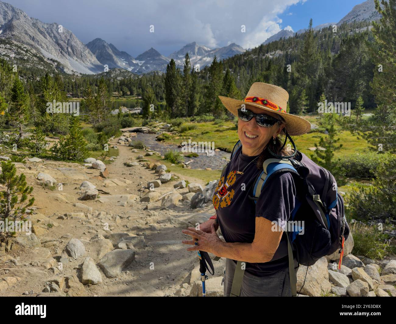 Christine Kolisch entlang der Rock Creek Wanderung, die am Mosquito Flats Trail beginnt, geht es in einer Höhe von 10.300 Metern in die Eastern Sierra - Inyo N Stockfoto