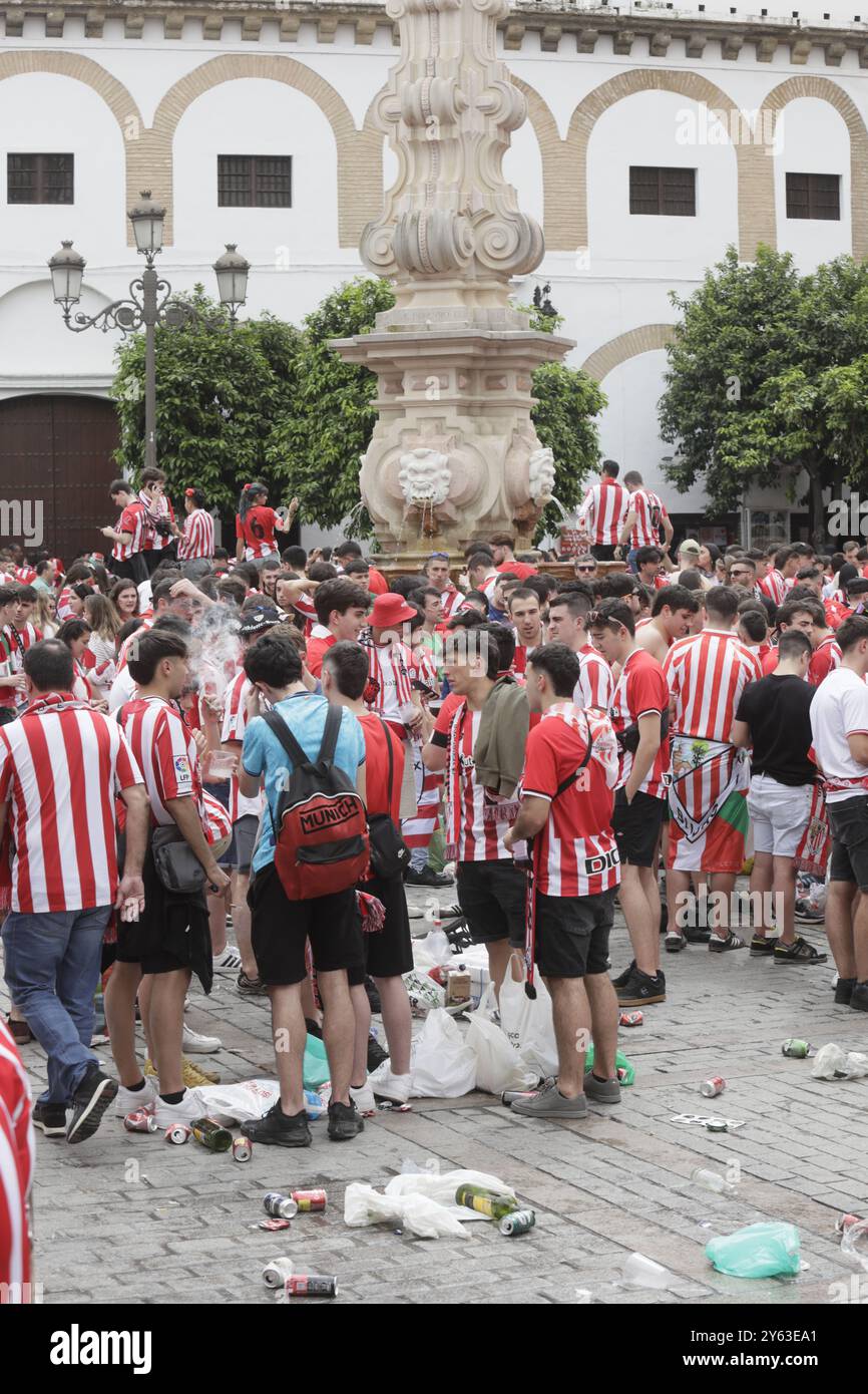 Sevilla, 06.04.2024. Atmosphäre im Zentrum vor dem Finale der Copa de Su Majestad el Rey im Cartuja-Stadion zwischen Real Mallorca und Athletic Club de Bilbao. Sportliche Fans. Foto: Raúl Doblado. ARCHSEV. Quelle: Album / Archivo ABC / Raúl Doblado Stockfoto