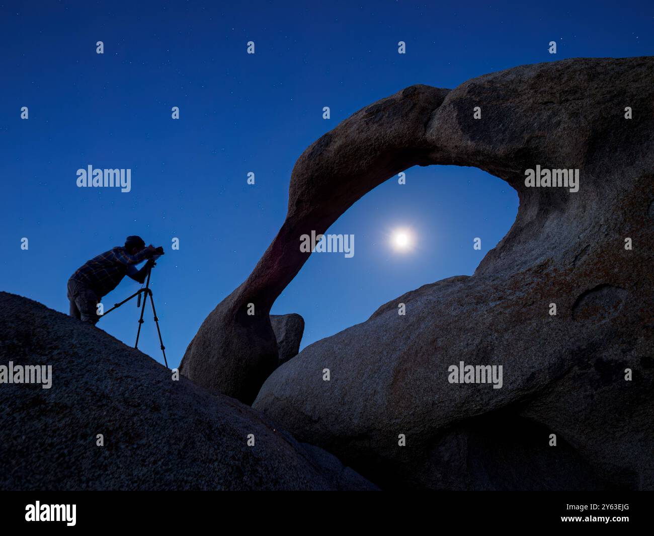 Ein natürlich geformter Bogen in der Nacht in der Alabama Hills National Scenic Area, Eastern Sierra Nevadas, Kalifornien. Stockfoto