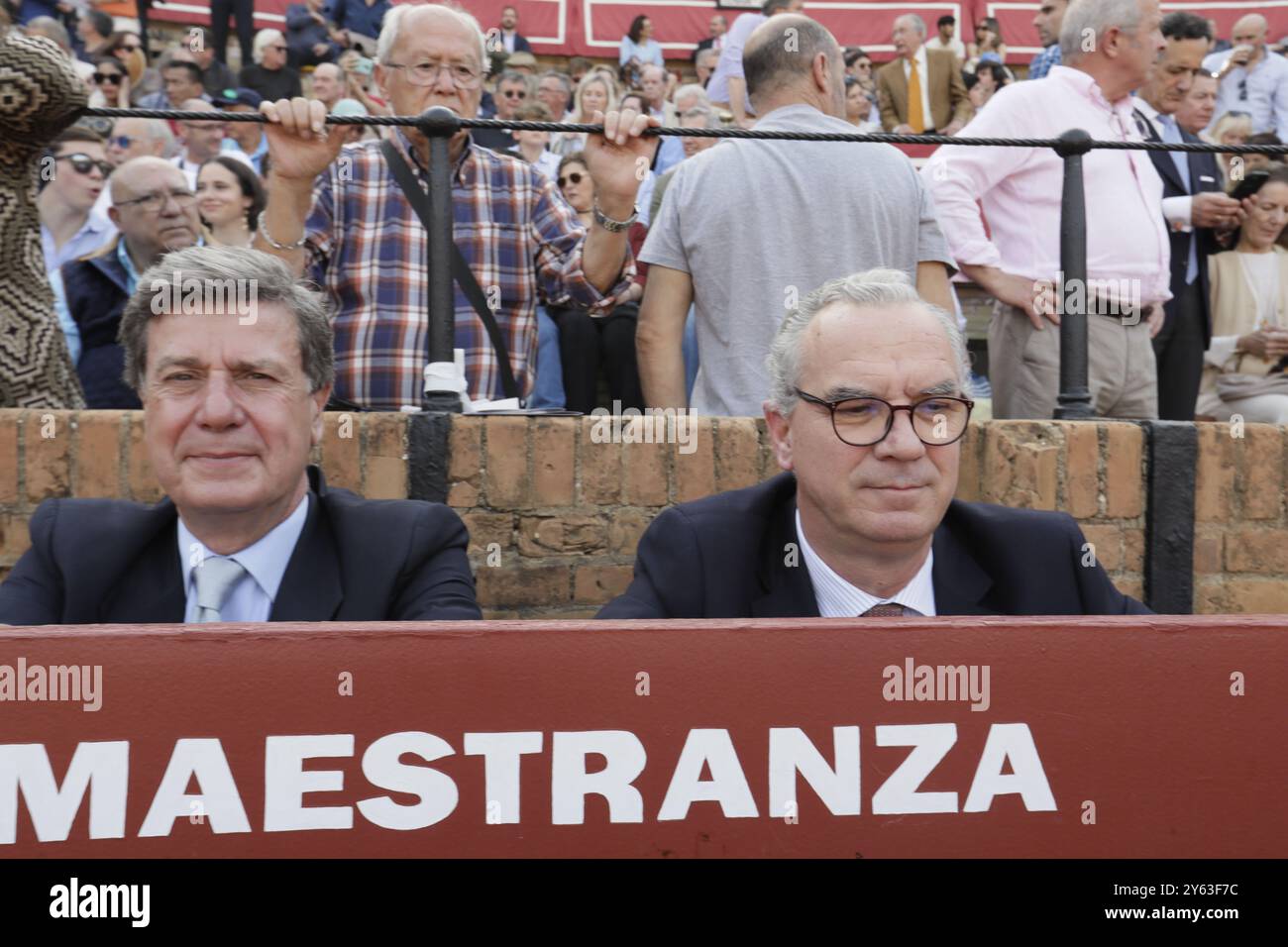 Sevilla, 04.07.2024. Stiere von Fermín Bohórquez für die Stierkämpfer Lama de Góngora, Ruiz Muñoz und Juan Pedro García «Calerito». Im Bild Cayetano Martínez de Irujo und Salvador Linares Foto: Raúl Doblado. ARCHSEV. Quelle: Album / Archivo ABC / Raúl Doblado Stockfoto