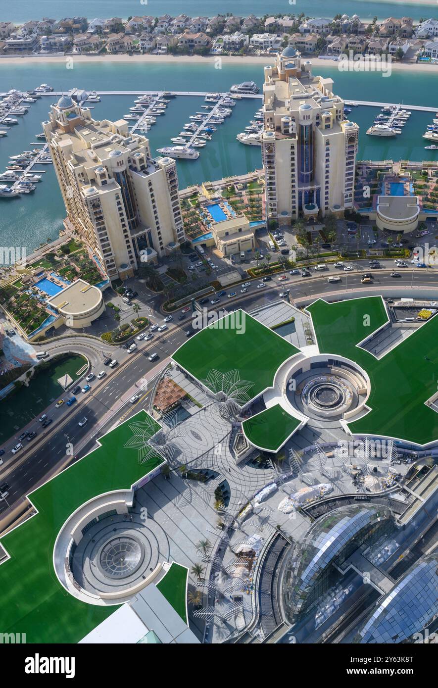DUBAI, VEREINIGTE ARABISCHE EMIRATE - 27. JANUAR 2024. Blick von oben auf Hochhäuser an der Küste des Persischen Golfs in Dubai Stockfoto