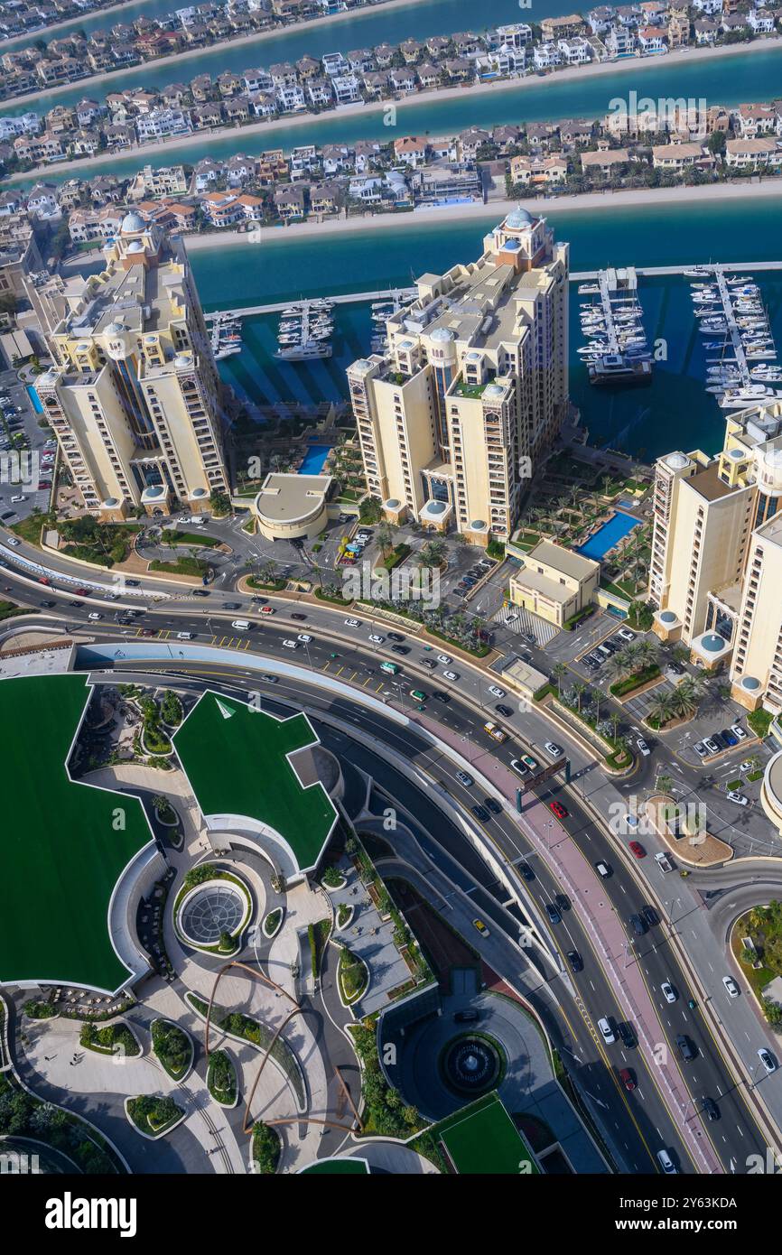 DUBAI, VEREINIGTE ARABISCHE EMIRATE - 27. JANUAR 2024. Blick von oben auf Hochhäuser an der Küste des Persischen Golfs in Dubai Stockfoto