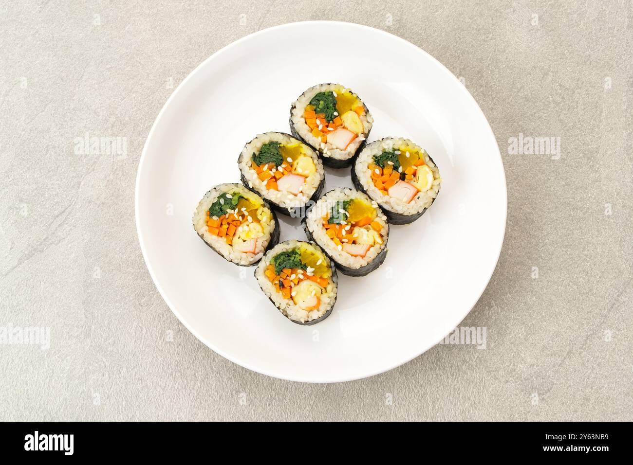 Koreanischer gerollter Gimbap, hergestellt aus Reis, Gurke, Thunfisch, Karotten, Wurst, Krabbenstock und mit Algenlader umwickelt. Stockfoto