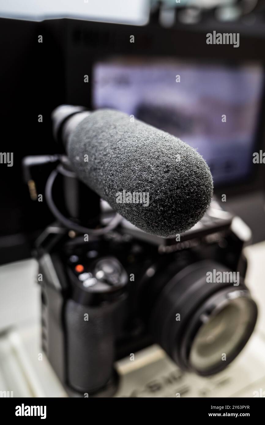 Spiegelloses Kameragerät mit verdecktem Mikrofonkondensator für Videoaufnahmen Stockfoto