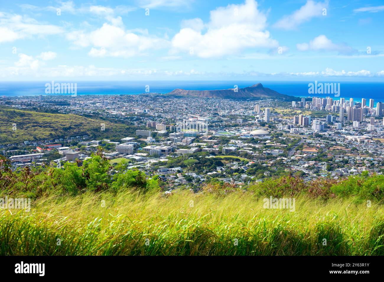 Blick auf Honolulu, Diamond Head Krater und den Pazifischen Ozean von einem hohen Aussichtspunkt Stockfoto