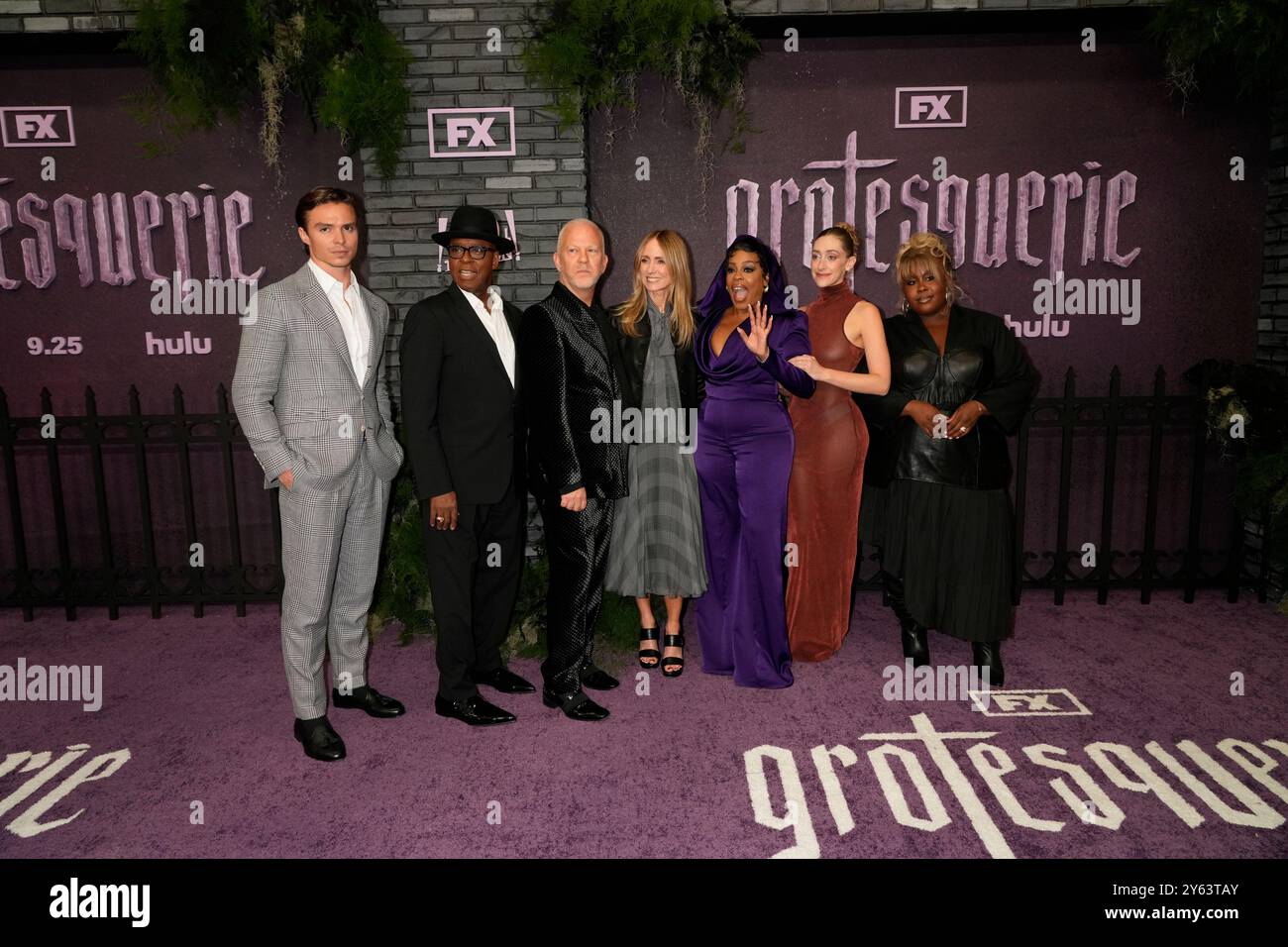 New York, Usa. September 2024. New York, USA. 23.9.24, New York, Vereinigte Staaten Nicholas Alexander Chavez, Courtney B. Vance, Ryan Murphy, Dana Walden, Niecy Nash-Betts, Micaela Diamond, Raven Goodwin nimmt an der Grotesquerie New York Premiere Teil, die am Montag, 23. September 2024 in den Spring Studios 50 Varick Street in New York City stattfindet Stockfoto