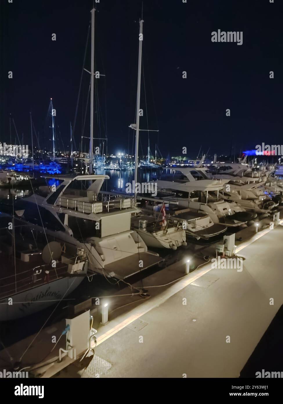 10.09.2024 Frankreich Genießen Sie eine ruhige Nacht in der Marina mit wunderschön glühenden Yachten in ruhigem Wasser Stockfoto