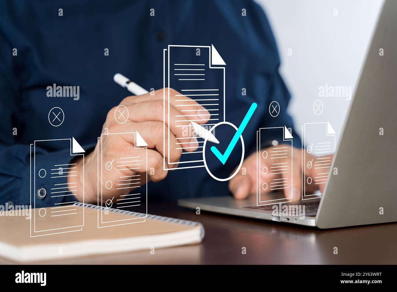 Geschäftsmann berührt das Symbol Dokument genehmigen für den Geschäftsprozess-Workflow, in dem die Genehmigung durch das Management und das Konzept für die Projektgenehmigung veranschaulicht werden. Checkliste Stockfoto