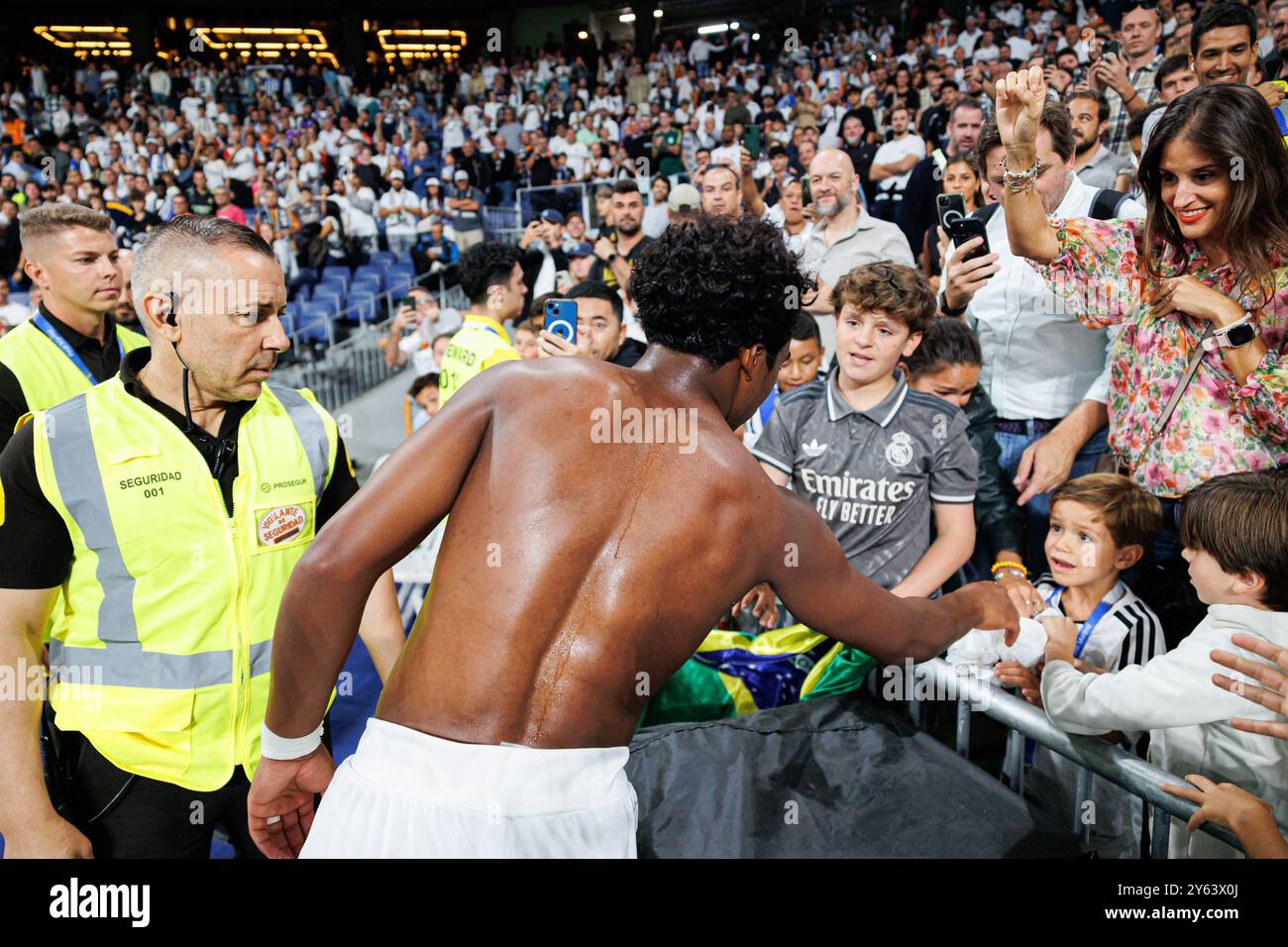 Madrid, Spanien. September 2024. Endrick Felipe Moreira de Sousa, bekannt als Endrick (Real Madrid), in Aktion gesehen, der jungen Fans sein Trikot während des LaLiga EA SPORTSPIELS zwischen Teams des Real Madrid FC und RCD Espanyol de Barcelona im Estadio Santiago Bernabeu gab. Real Madrid FC 4 - 1 RCD Espanyol de Barcelona Credit: SOPA Images Limited/Alamy Live News Stockfoto