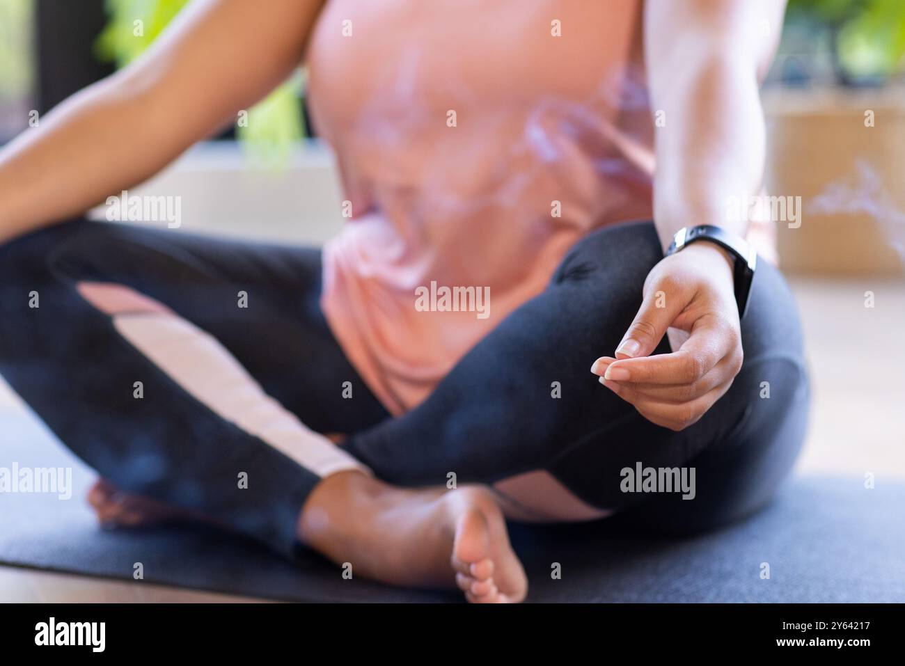 Meditation auf Yoga Matte, plus Größe Frau üben Achtsamkeit und Entspannung, Kopierraum, zu Hause, Stockfoto