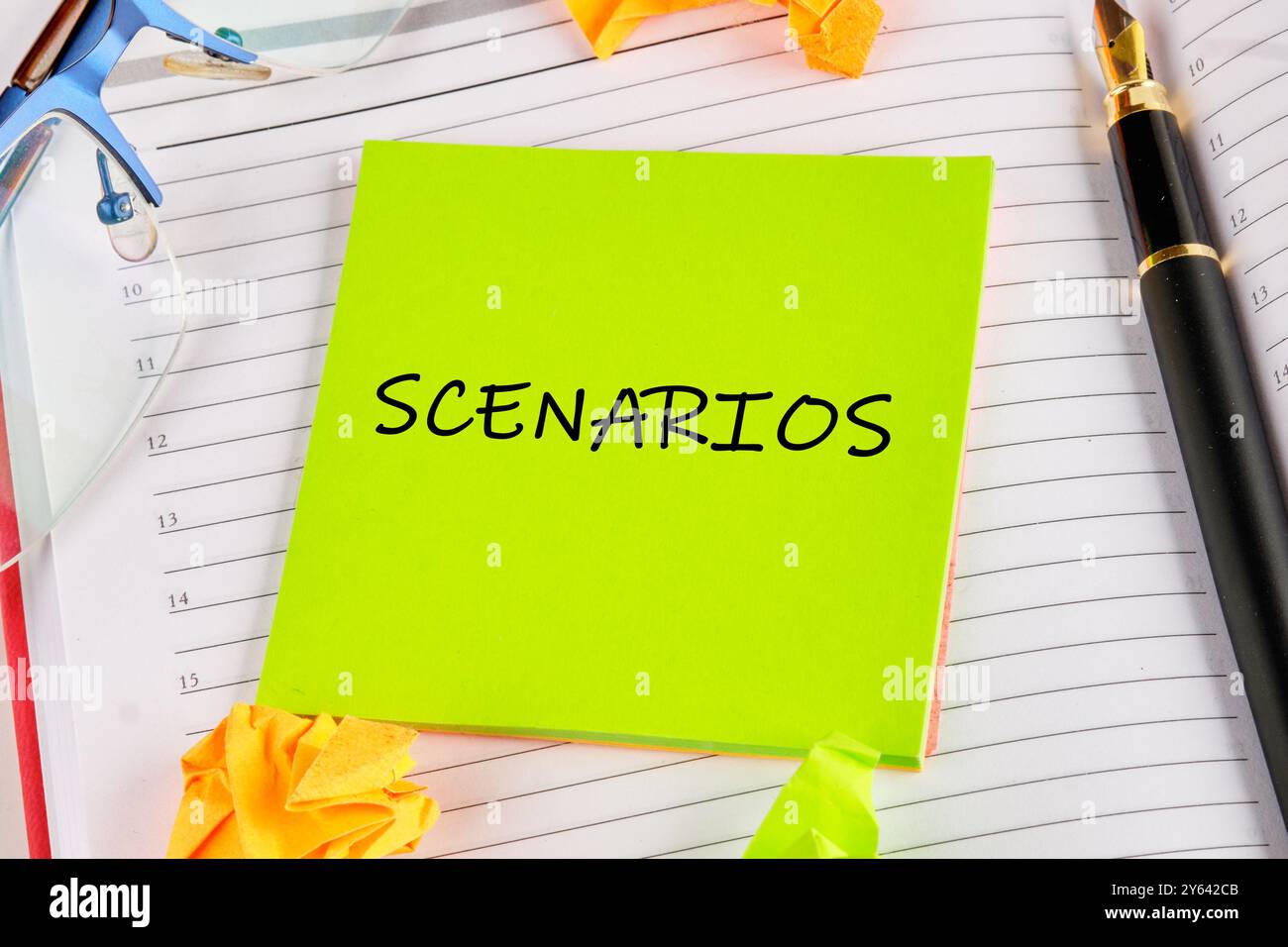SZENARIOS Wort auf einem grünen Aufkleber auf dem Hintergrund eines geöffneten Notizbuchs geschrieben Stockfoto