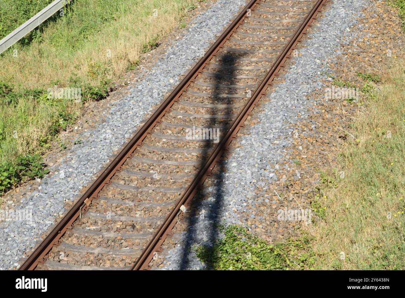Große Ereignisse werfen ihre Schatten voraus: Blick am Montag 23.09.2024 unweit von Demmin Landkreis Mecklenburgische Seenplatte auf die Bahnstrecke Berlin-Stralsund Landkreis Vorpommern Rügen. Die Strecke zwischen der Ostseeinsel und der Hauptstadt soll in absehbarer Zeit als Hochgeschwindigkeitsmagistrale ausgebaut werden. Das hatte seinerzeit die Bundesregierung dem Land Mecklenburg Vorpommern im Gegenzug für den Bau des LNG-Terminals auf der Urlaubsinsel in Aussicht gestellt. Das Projekt war aber jüngst ins Stocken geraten. Daraufhin hatten die Befürworter des Projekts vor geraumer Zeit Stockfoto